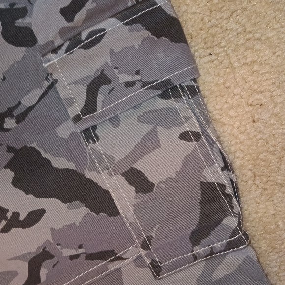 DKNY Jeans Ludlow Skinny Cargo Grey Camo Size 2 NWT - Picture 3 of 10